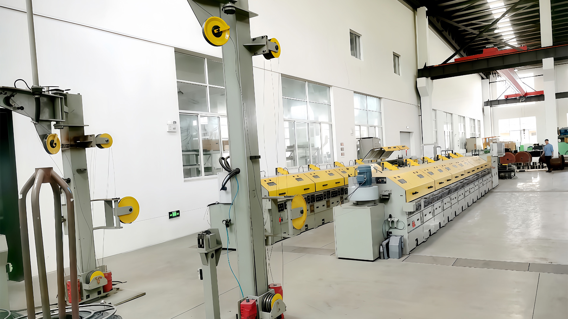 ワイヤペイオフマシンは、ペイオフ中のワイヤの伸びや変形を防ぐために張力制御をどのように維持しますか?